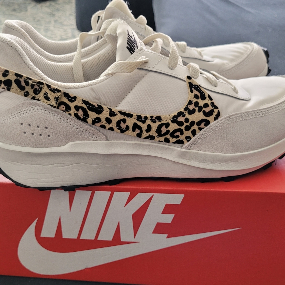 Womens NIKE Waffle Debut